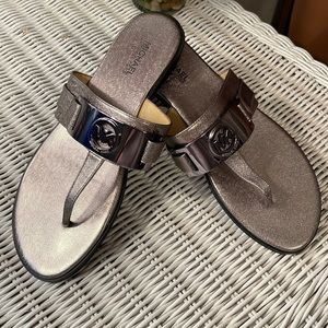 BRAND NEW MICHAEL KORS “WARREN” thong  sandal. Size 6 1/2. Pewter. EXCELLENT!